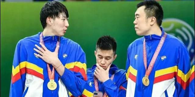不知火舞和三个小男孩在公园